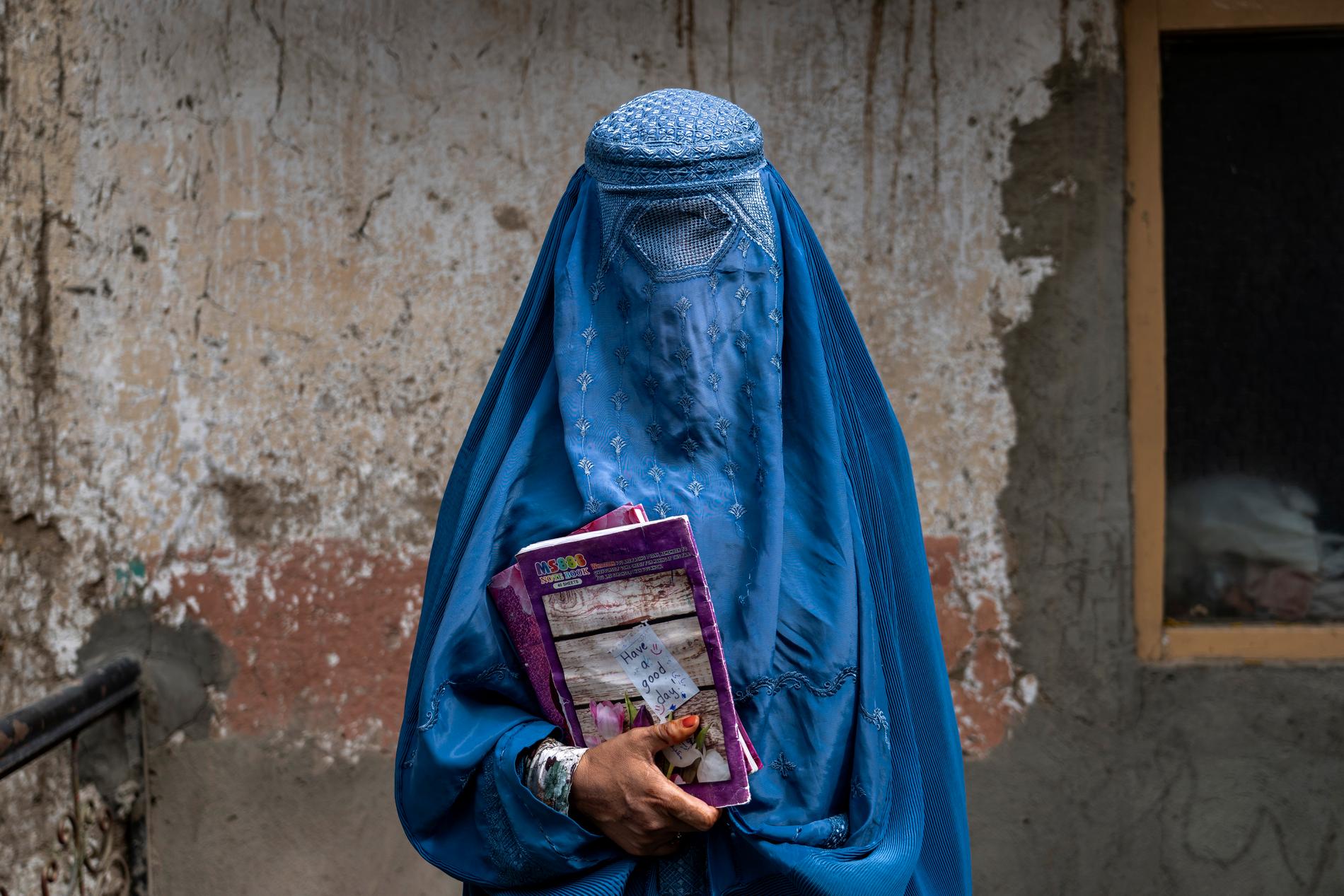 En kvinna som tillsammans med sin dotter går i en skola i Kabul – i all hemlighet. 