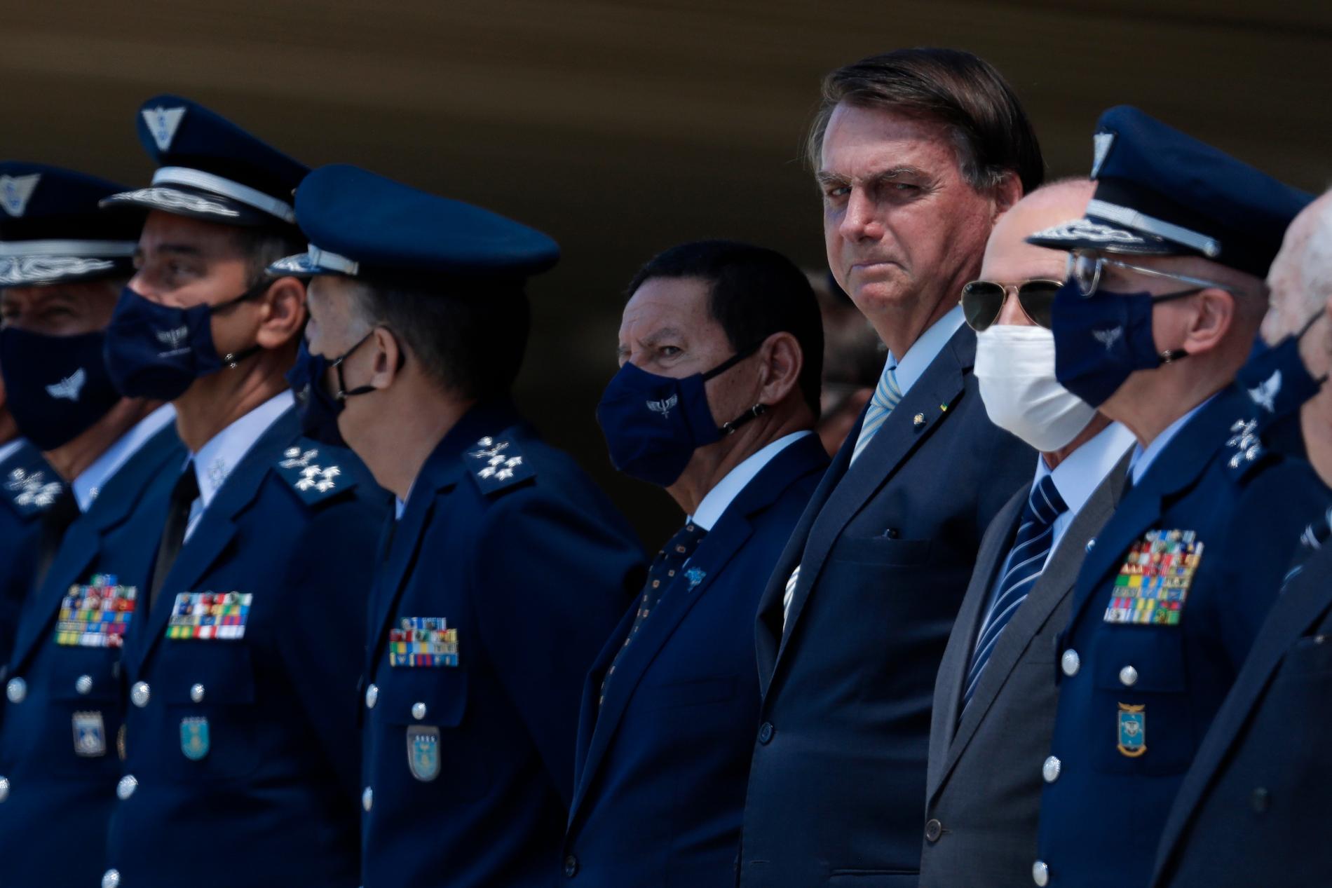 Bolsonaro tillsammans med militärer i samband med en ceremoni för flygvapnet.