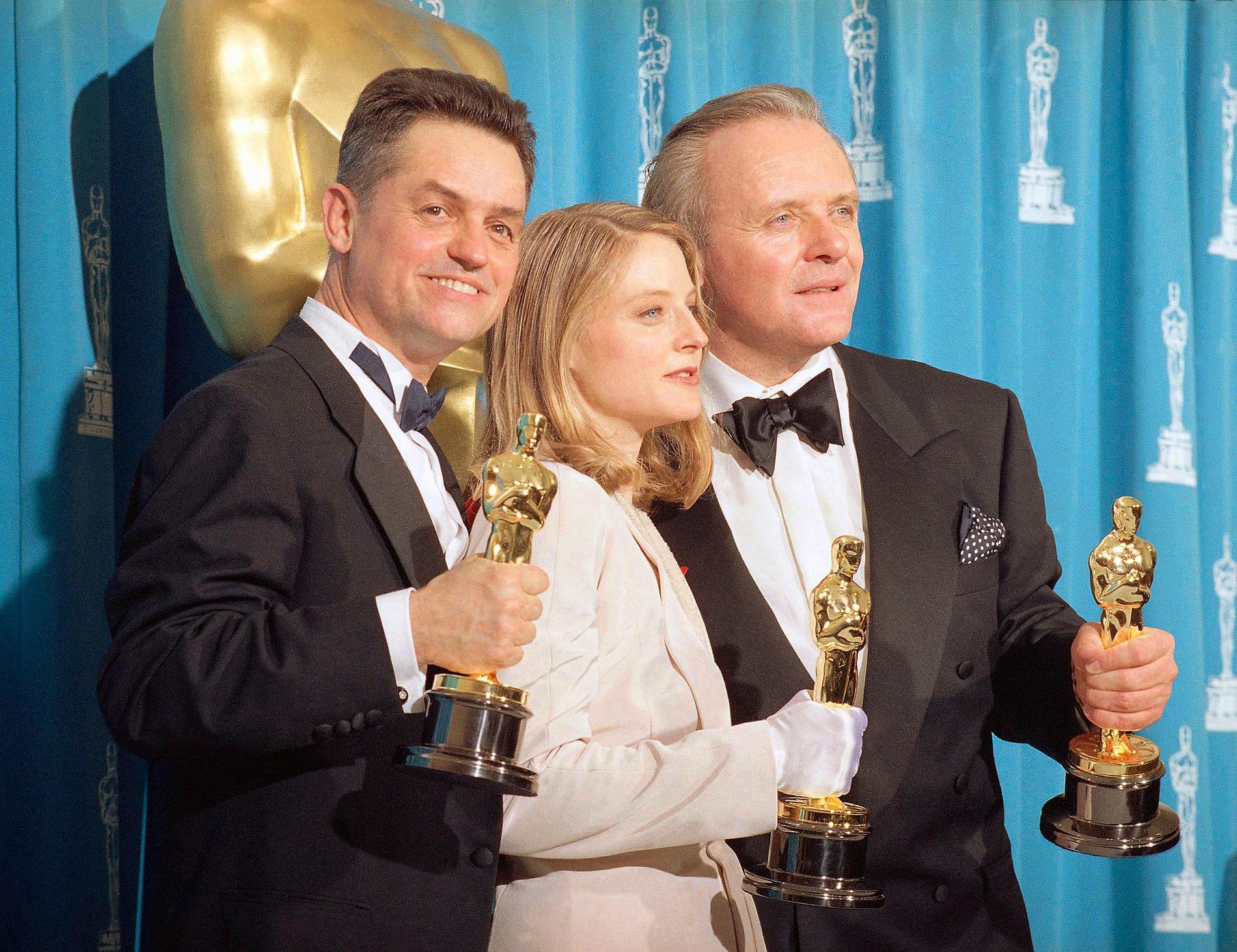 Från vänster: Regissören Jonathan Demme och huvudrollsinnehavarna Jodie Foster och Anthony Hopkins stoltserar med sina Oscarsstatyetter för bästa regissör, bästa kvinnliga skådespelare respektive bästa manliga skådespelare efter att "När lammen tystnar" dominerat prisutdelningen på Oscarsgalan 1992. Arkivbild.