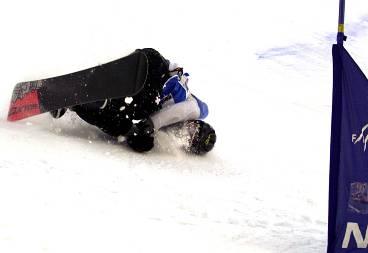 Juniorvärldsmästaren Janne Kainanen föll svårt vid en snowboardtävling i italienska San Candido.
