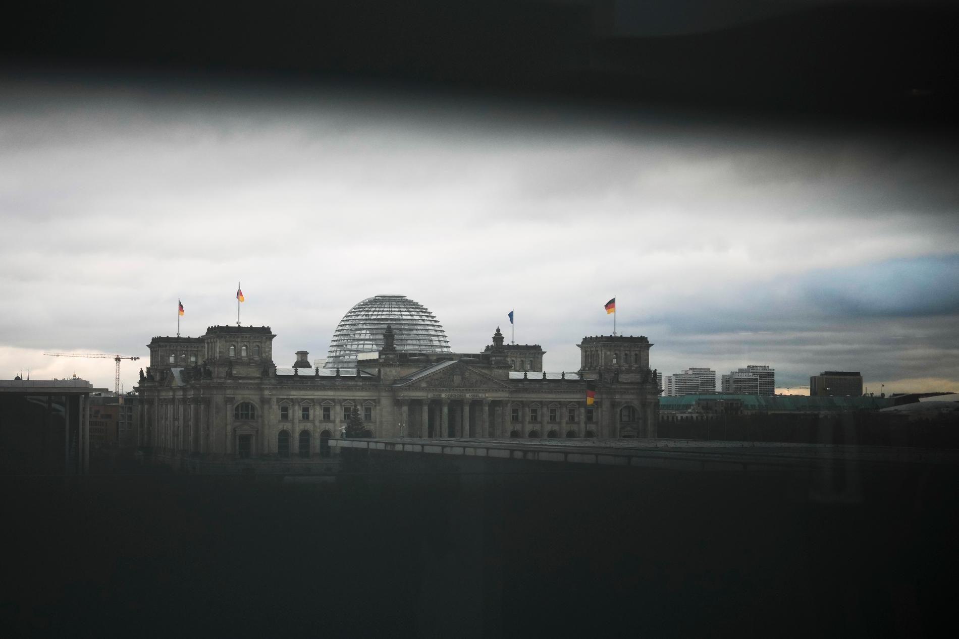 Planen ska ha varit att ta över det tyska parlamentets förbundsdagsbyggnad, Reichstag Building, med våld. 
