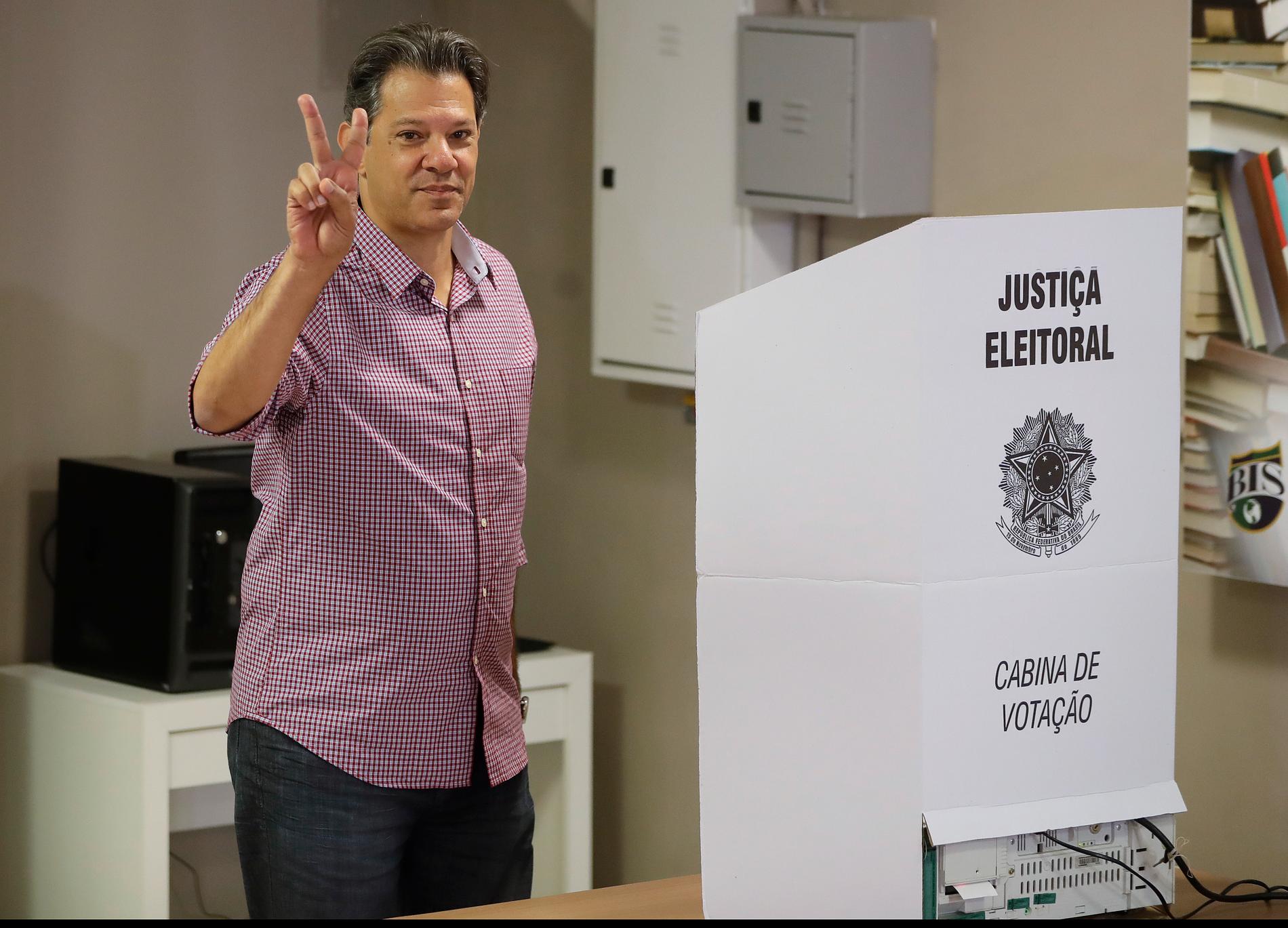 Vänsterkandidaten Fernando Haddad, Arbetarpartiet (PT), röstade i São Paulo på söndagen. Han har handplockats av sin mentor, den forne presidenten Lula da Silva.