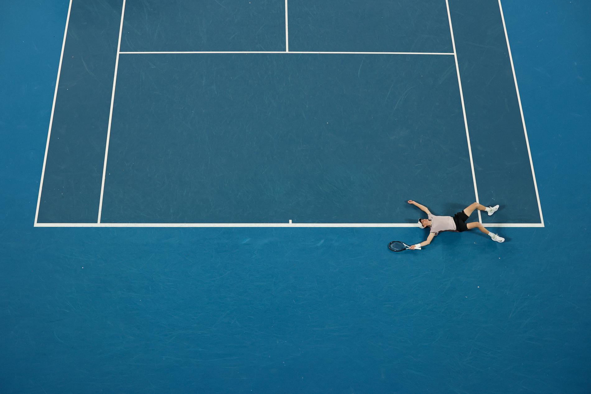Jannik Sinner direkt efter matchbollen i Australian Open-finalen.  