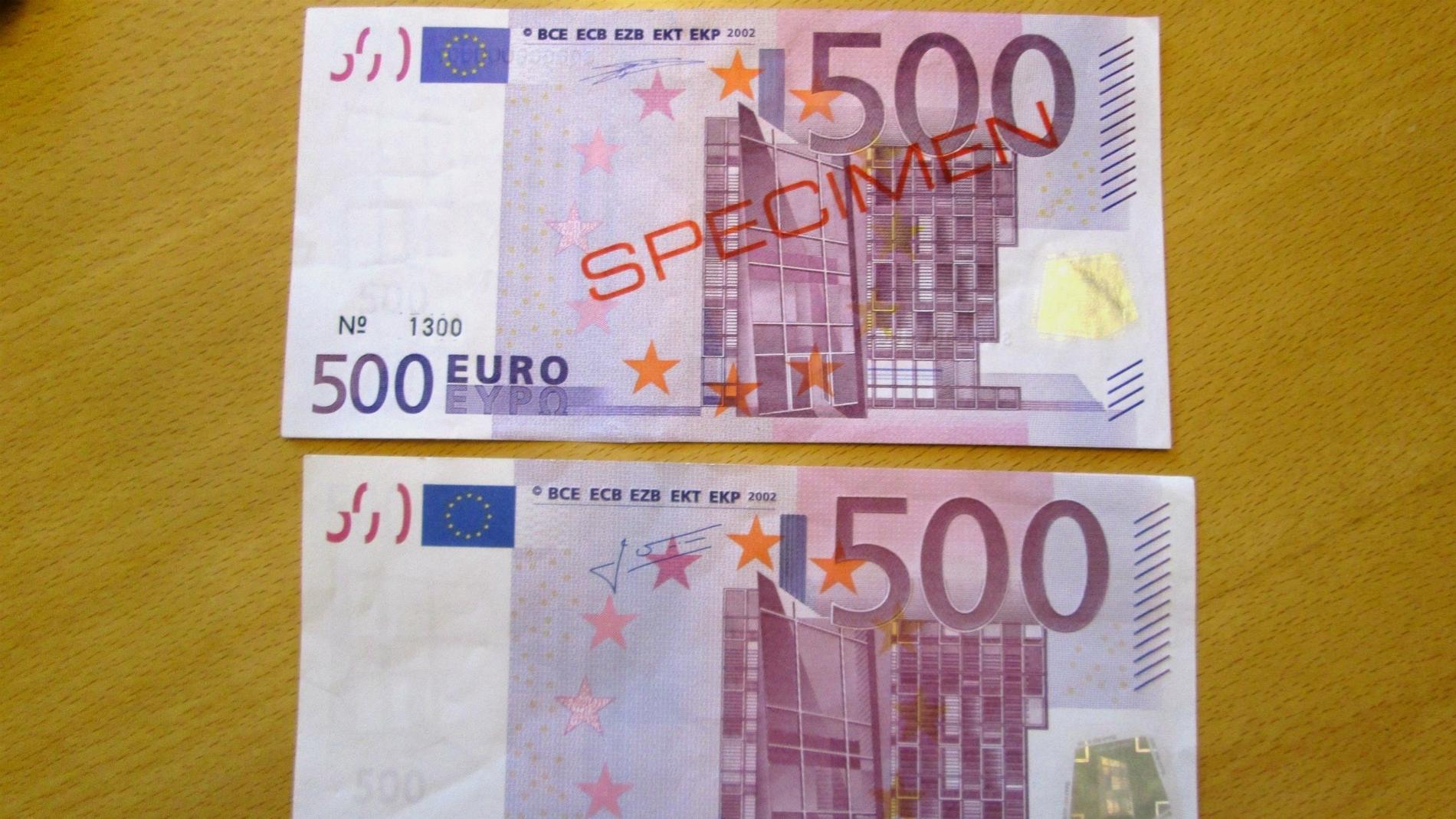 Här jämförs en falsk 500 eurosedel (nederst) mot en äkta sedel.