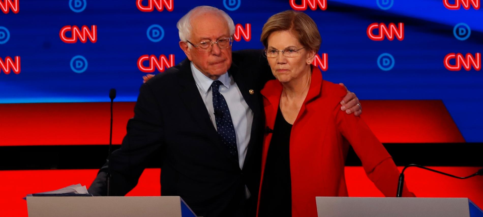 Bernie Sanders och Elizabeth Warren efter gårdagens debatt.