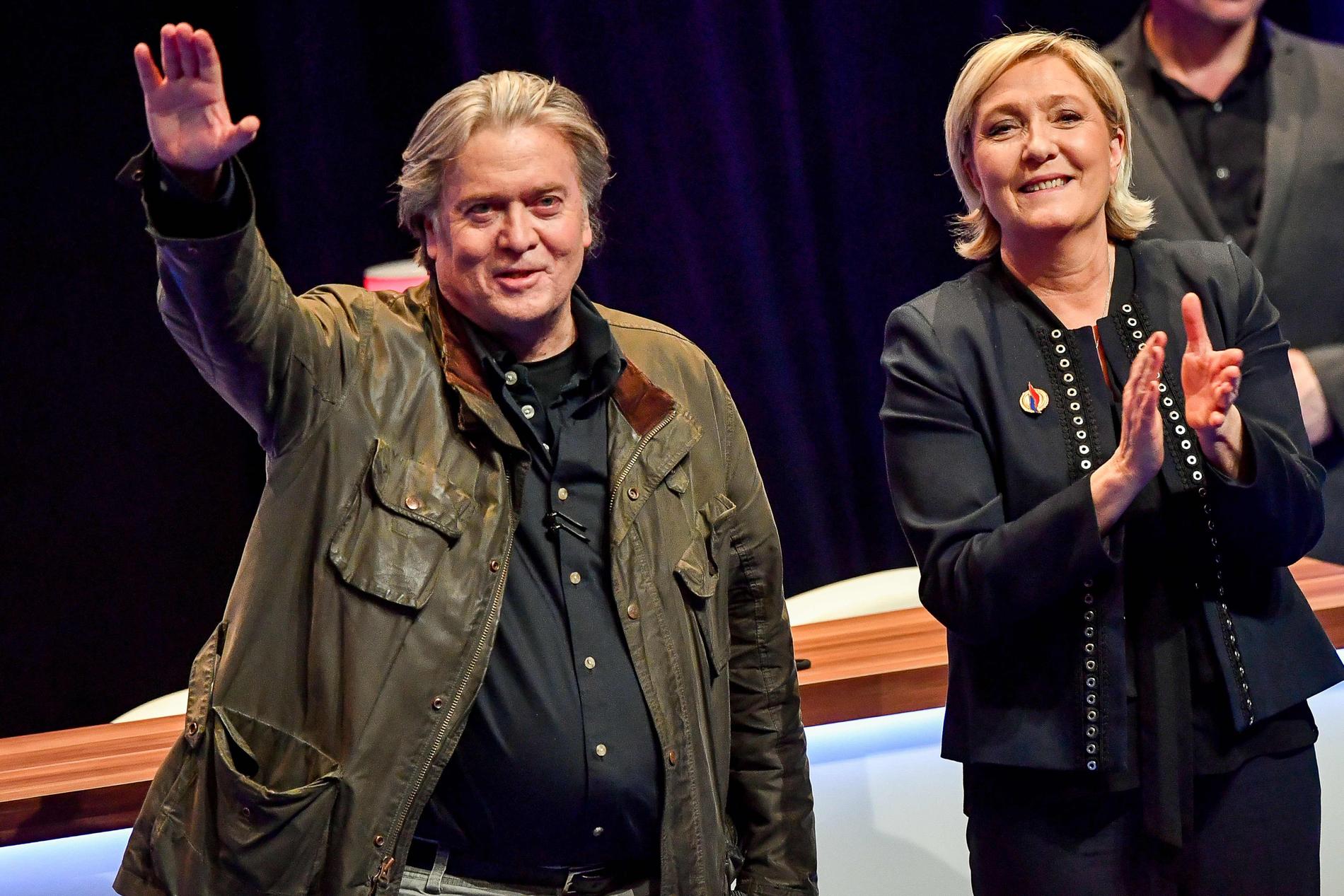 Steve Bannon med Front Nationals partiledare Marine Le Pen på partiets kongress 10 mars 2018. 