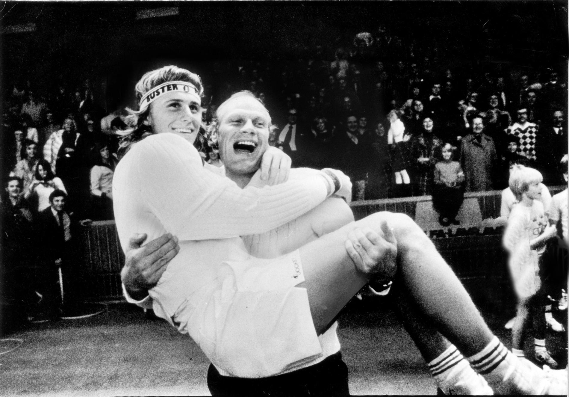 Lennart Bergelin och Björn Borg jublar när segern i Davis Cup är klar. Året var 1975 och segern var Sveriges första i turneringen.