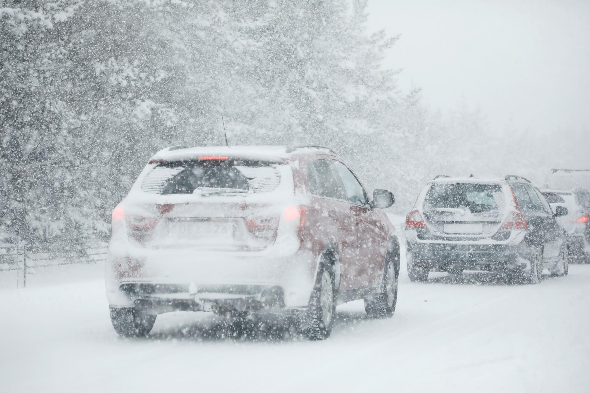 Trafikverket har uppmanat bilister att vara extra noga med att uppdatera sig om trafikläget till följd av snöovädret. Arkivbild.