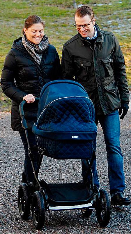 Victoria och Daniel på en första promenad med dottern Estelle, född 23 februari. Foto: Kungahuset.se