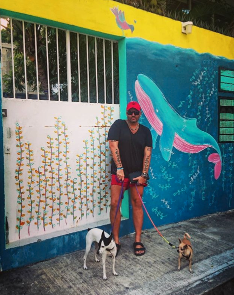 Jonas Hallberg med sina hundar Chiquita och Foxi i Playa del Carmen.