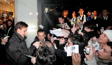 mötet med idolen När Zlatan Ibrahimovic i går mötte 200 av fansen på supportershopen Juventus Store på Via Garibaldi i Turin utbröt efter en stund kaos. Alla ville ha en autograf av sin idol, som fansen röstat fram till Juventus främste under december månad.
