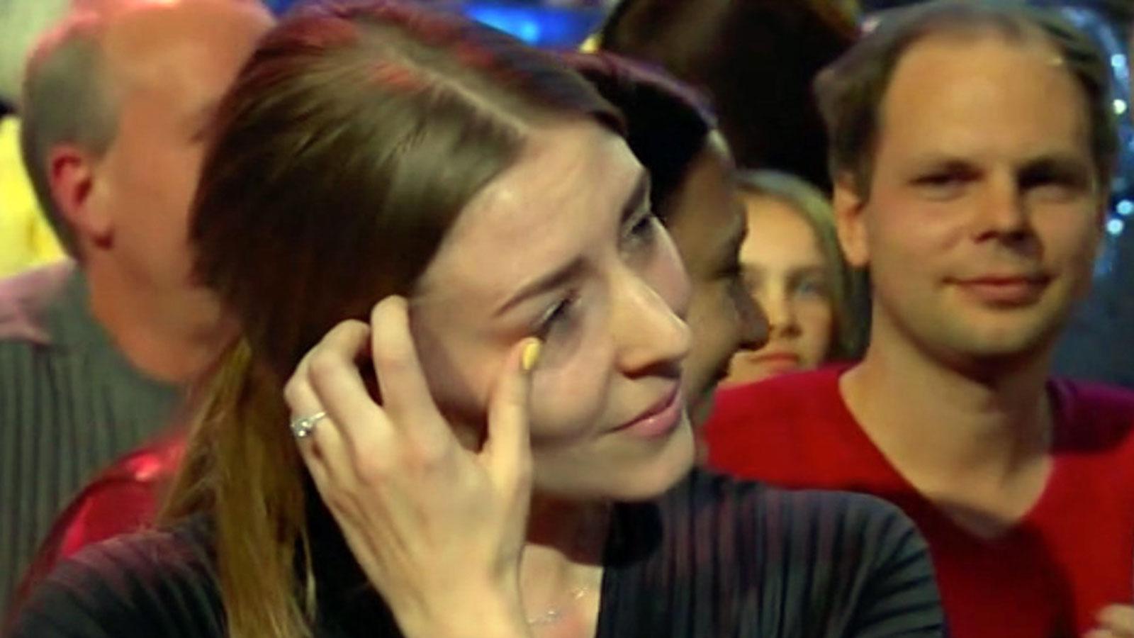 Andreas Weises flickvän Sofie torkar tårar efter sången.