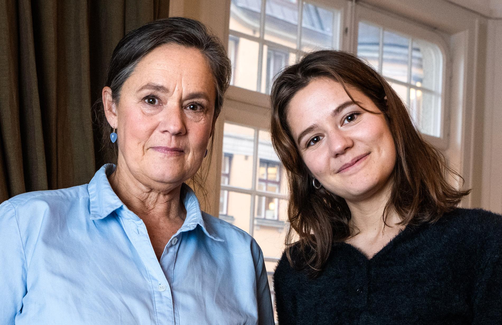 Mamma Pernilla August och dotter Asta Kamma August spelar sin rollfigur fast med 20 års mellanrum i "Händelser vid vatten".