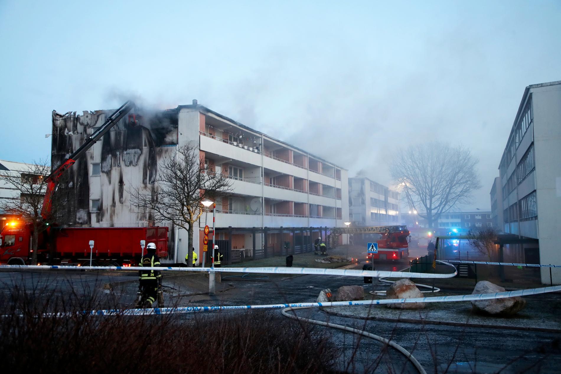 En kraftig brand bröt i onsdags kväll ut i ett flerfamiljhus i Skövde. Boende i 96 lägenheter evakuerades.