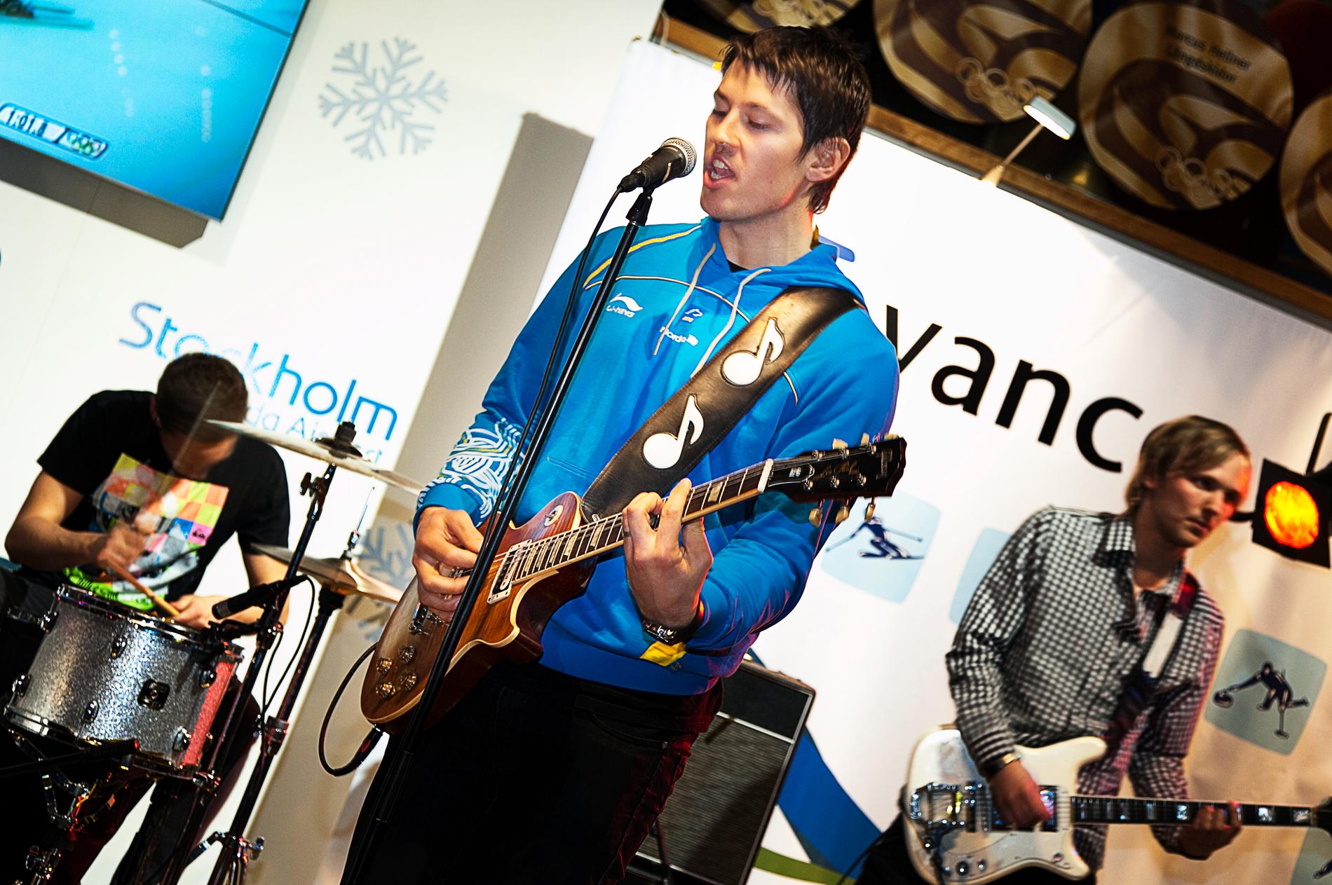 Myhrer tog fram gitarren på Arlanda efter OS-bronset 2010.