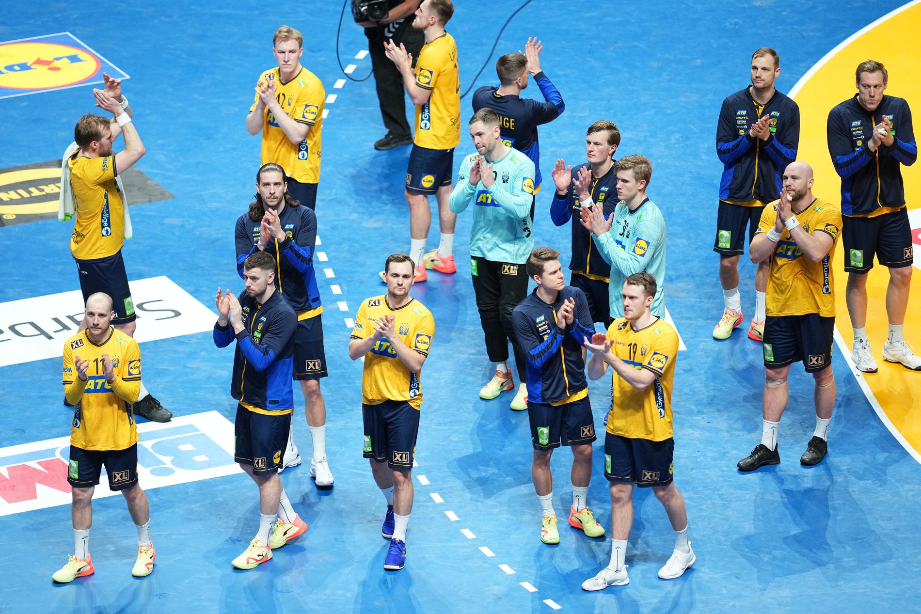 Svenska spelarna deppar efter förlusten mot Frankrike i VM-semifinalen.