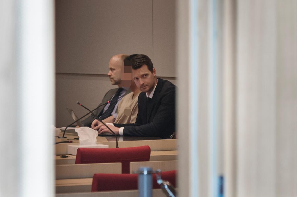 22-åringen i rättssalen tillsammans med sina försvarare Henrik Olsson Lilja och Björn Rothpfeffer.