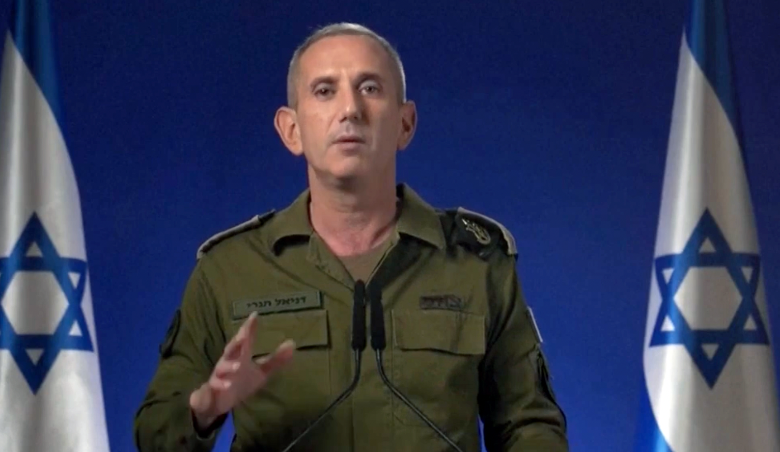 IDF:s talesperson Daniel Hagari gjorde nyss ett uttalande. Han uppmanade allmänheten att följa militärens instruktioner och lyssna efter nya meddelanden från IDF.