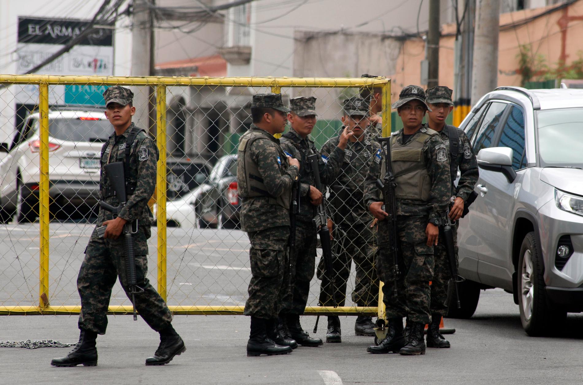 Soldater i närheten av presidentpalatsen i Honduras.