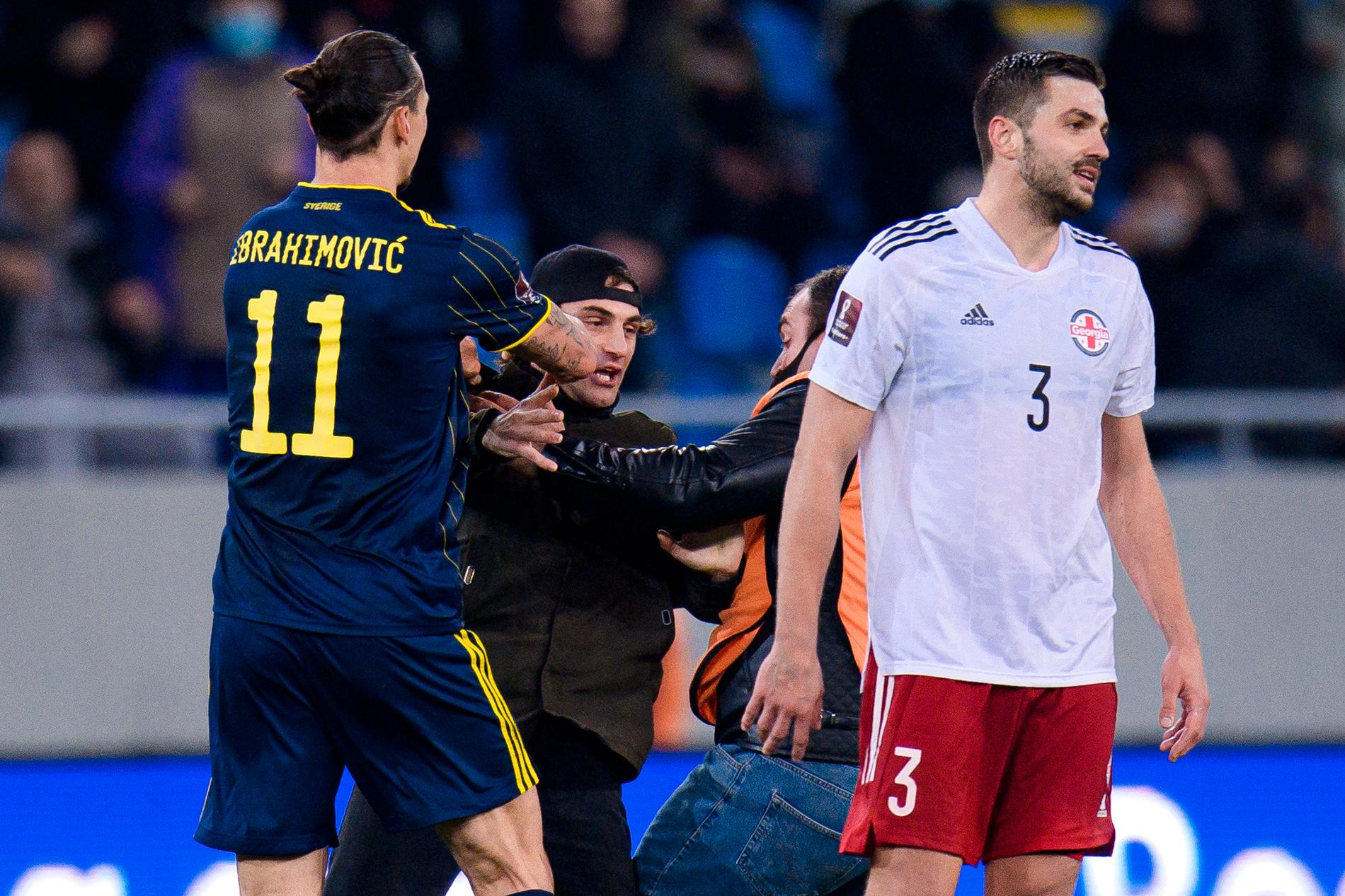 Zlatan blev påhoppad av en planstormare under slutminuterna av VM-kvalmatchen mot Georgien.