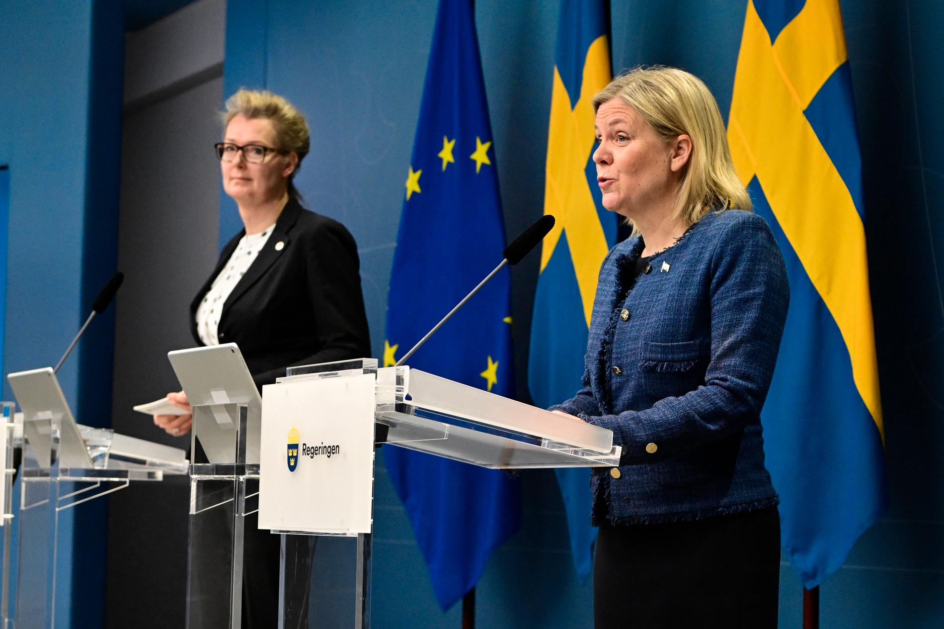 Statsminister Magdalena Andersson och skolminister Lina Axelsson Kihlblom på torsdagens pressträff om ersättningen till friskolor.