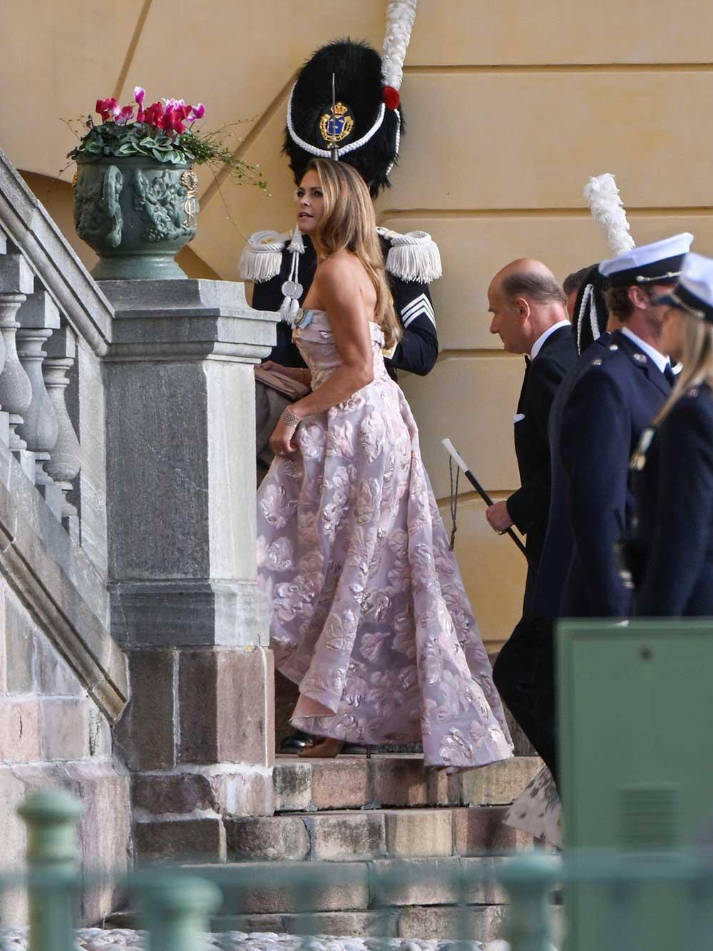 Prinsessan Madeleine bar en axelbandslös och sommarljuv klänning som var lite kortare framtill. 