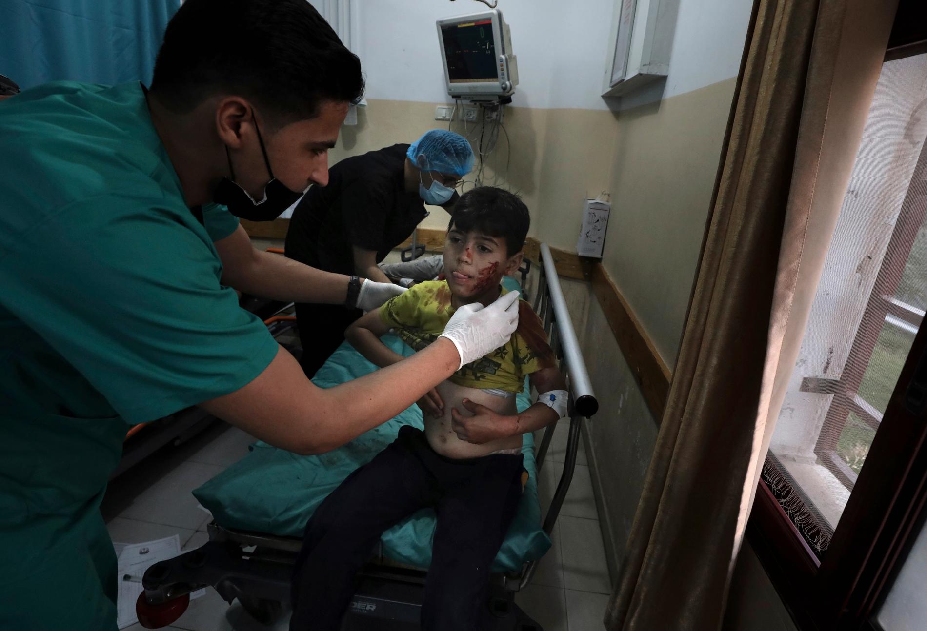 En pojke får hjälp av sjukvårdspersonal i Gaza på måndagen. 