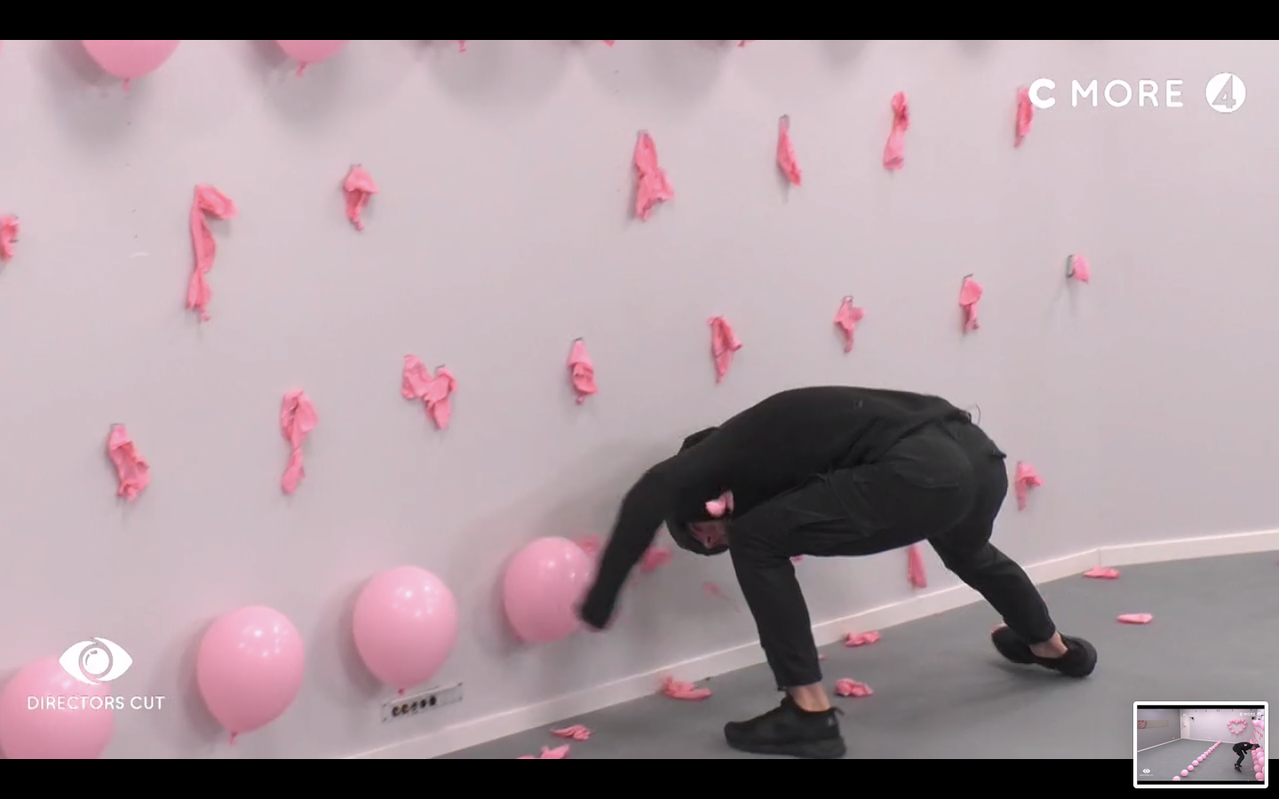 Mergim Feka försökte med hjälp av hjälmen spräcka ballongerna som satt uppsatta på väggen.