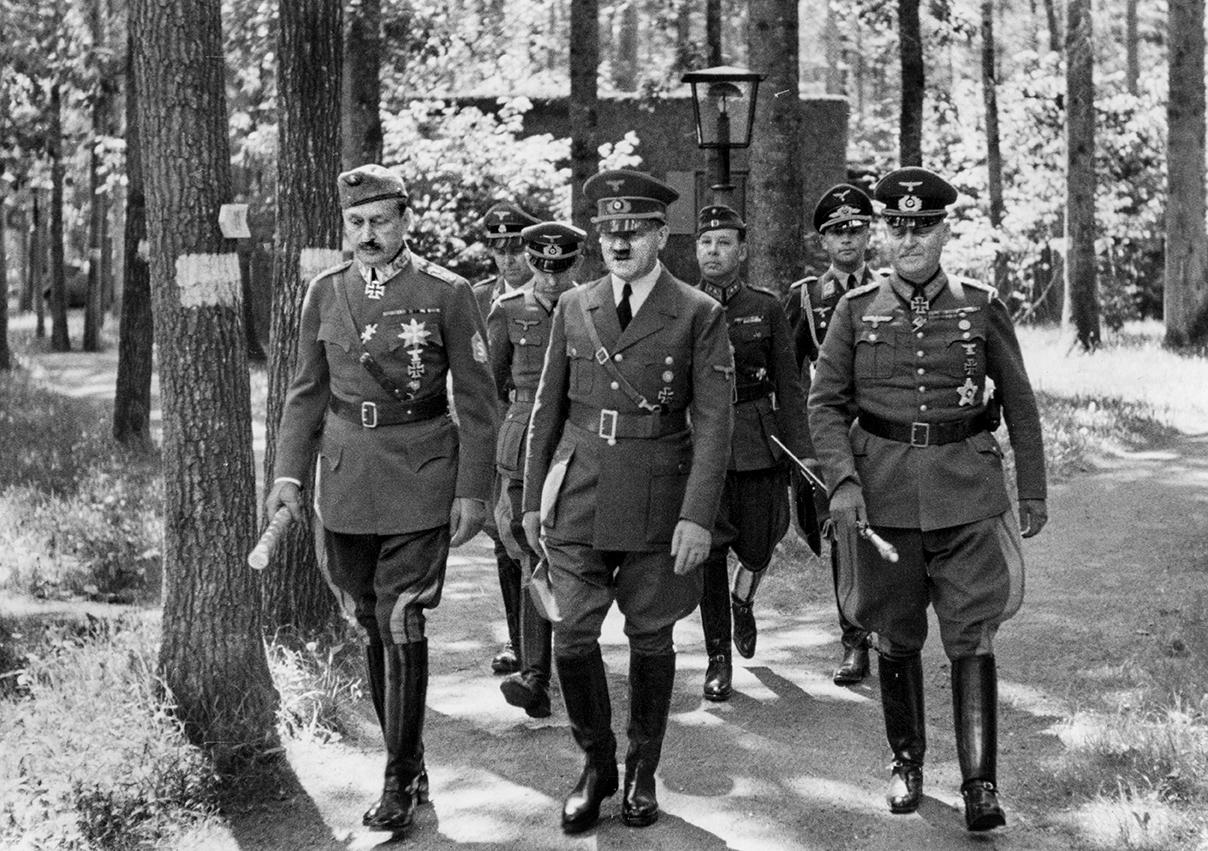 Marskalk Gustaf Mannerheim (t v) med Adolf Hitler i samband med hans besök i Hitlers högkvarter Wolfsschanze 29 juni 1942.