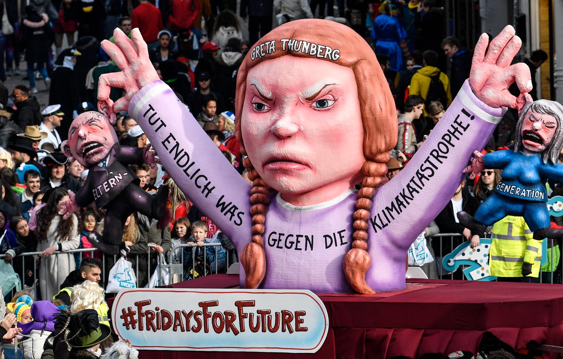 Greta Thunberg i form av en jättedocka i ett karnevalståg i tyska Düsseldorf i mars.