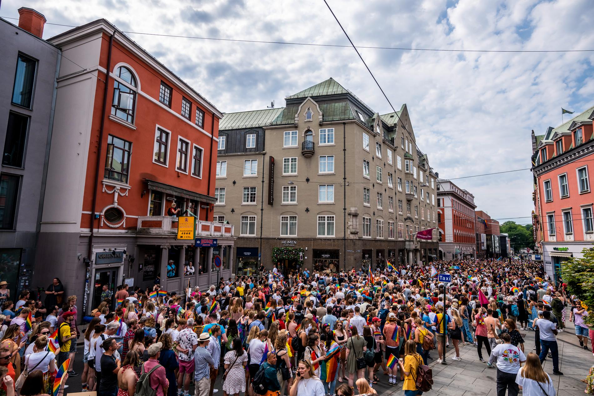 Två personer dödades och 21 skadades i en masskjutning på bargatan Rosenkrantz gate i centrala natten till lördagen 25 juni 2022. Oslos prideparad ställdes in av arrangören på grund av säkerhetsläget men senare uppstod en spontan parad när flera tusen tågade genom Oslos gator.