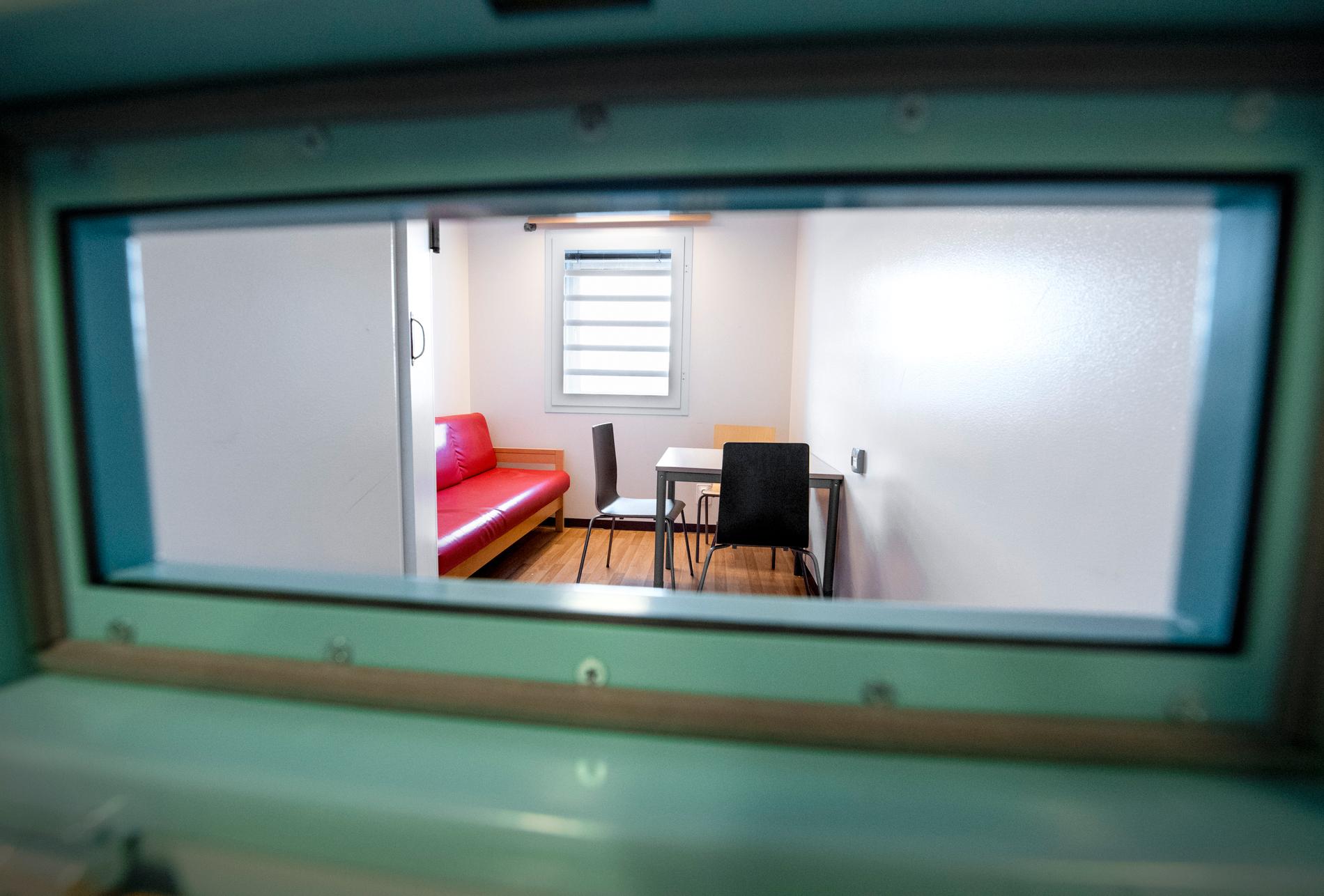 En cell på häktet i Huddinge, ett av Kriminalvårdens säkerhetshäkten