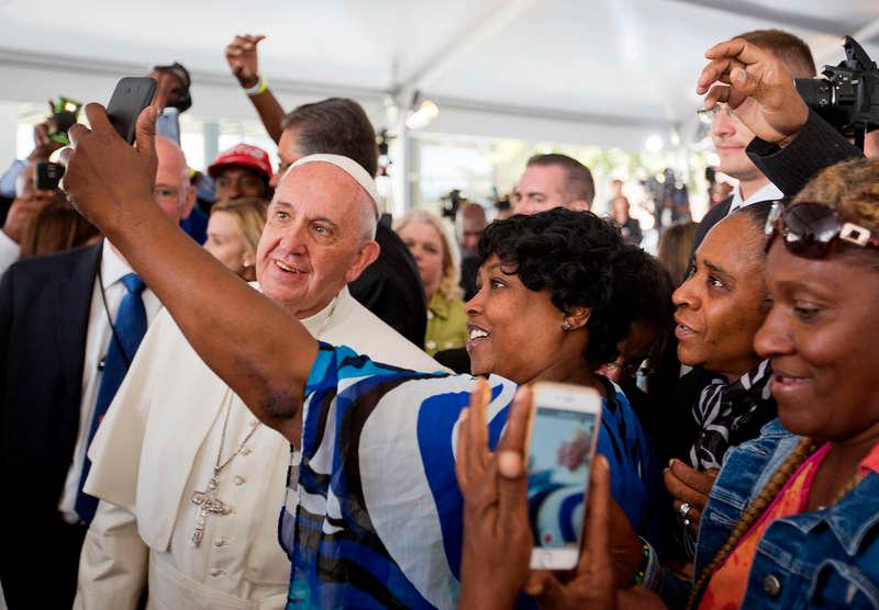 Knäppt. Påven Franciskus fastnar på en selfie under sitt USA-besök i förra veckan.