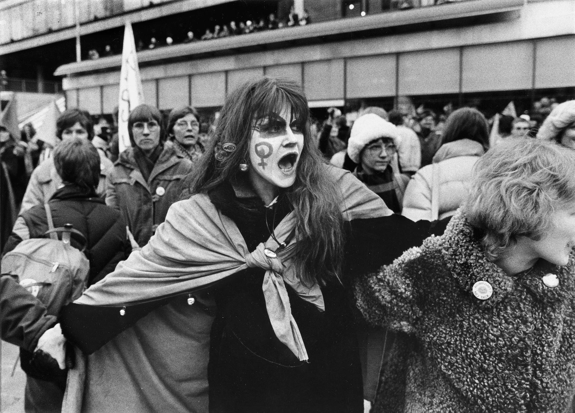 Östberg lyfter särskilt fram kvinnors nyckelinsatser i folkrörelserna. På bilden en demonstration på 8 mars 1981. 