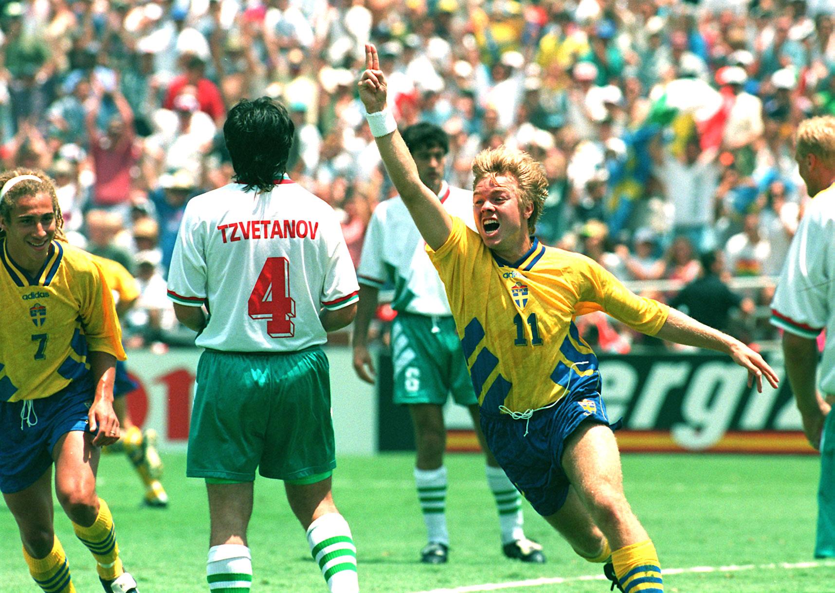 Sverige–Bulgarien i VM 1994, Tomas Brolin jublar medan Henke Larsson skyndar till för att gratulera.