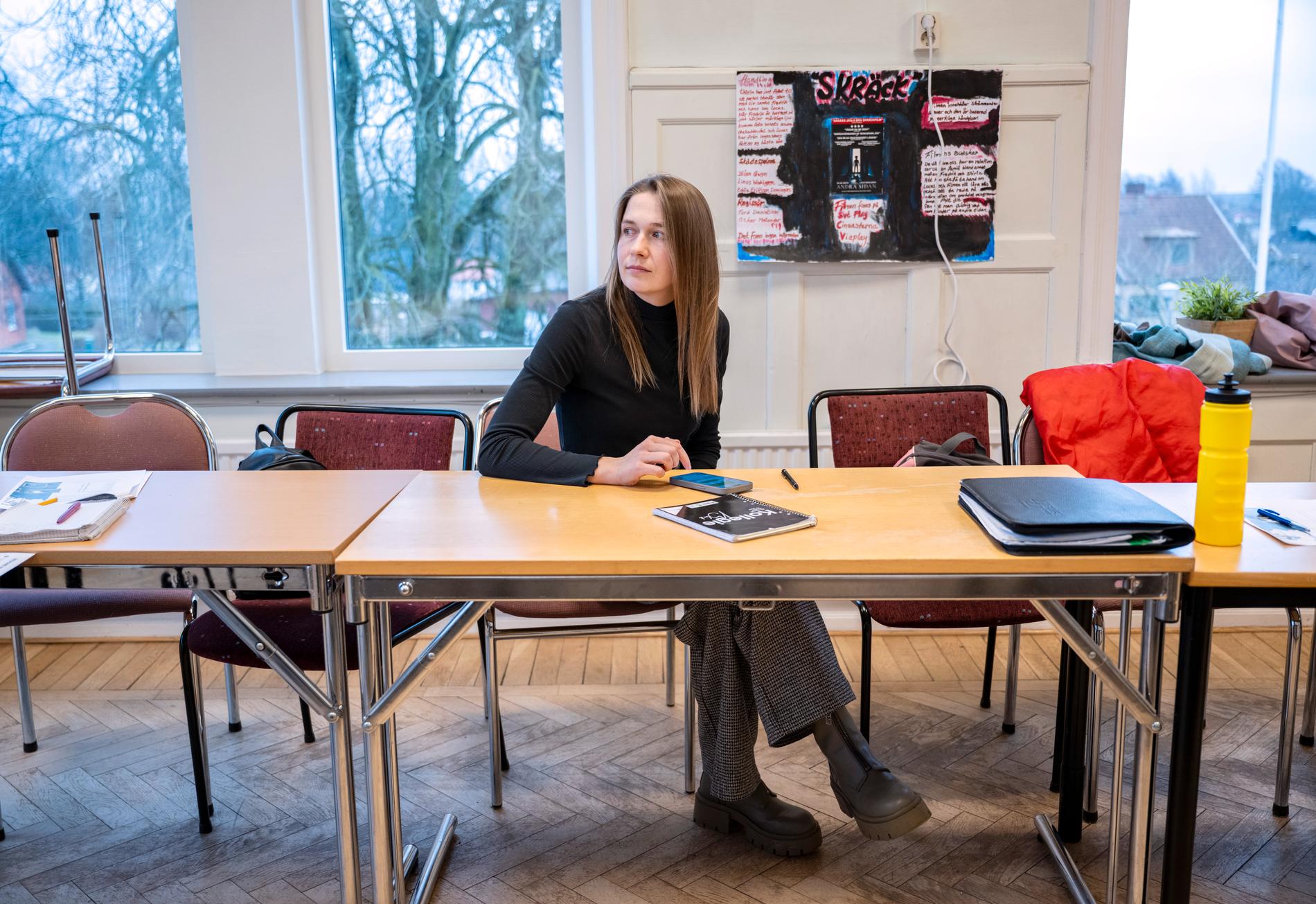 "Jag är mycket tacksam mot Sverige. Här finns inga bomber och det är lättare att integrera sig här", säger Mariia Zakharenko från Kiev, när TT möter henne i klassrummet på Österlens folkhögskola i Tomelilla i februari 2024.
