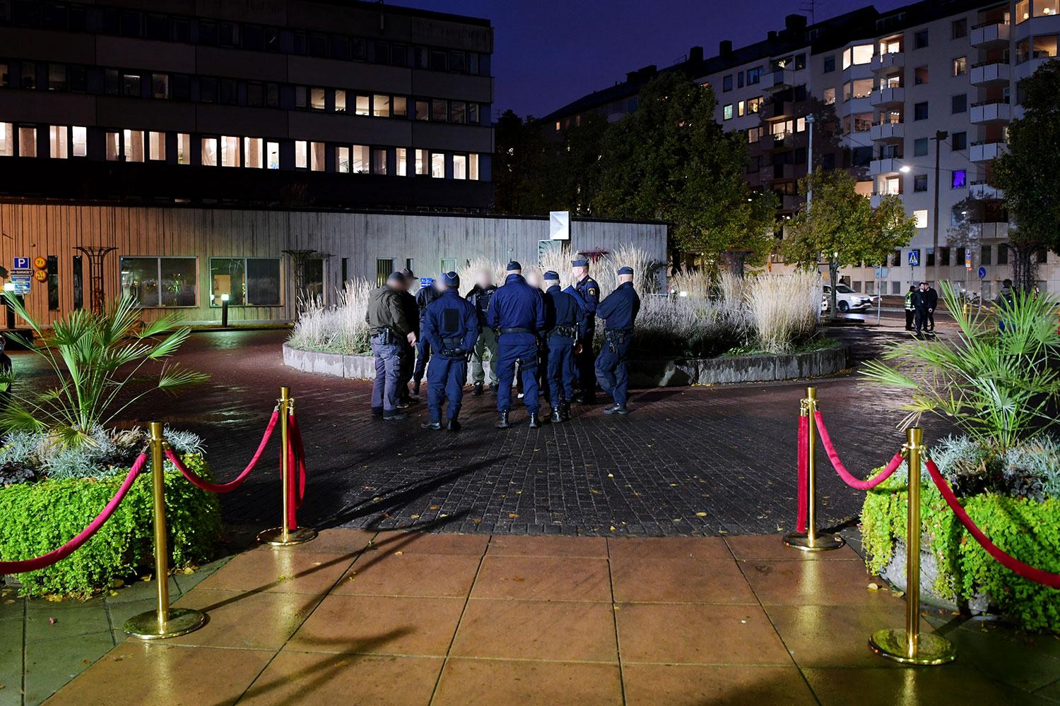 Polispådrag vid SVT-huset inför partiledardebatten i Agenda.