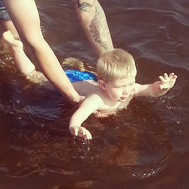 Första gången Charlie badar i sjön. Då kan man behöva lite draghjälp.