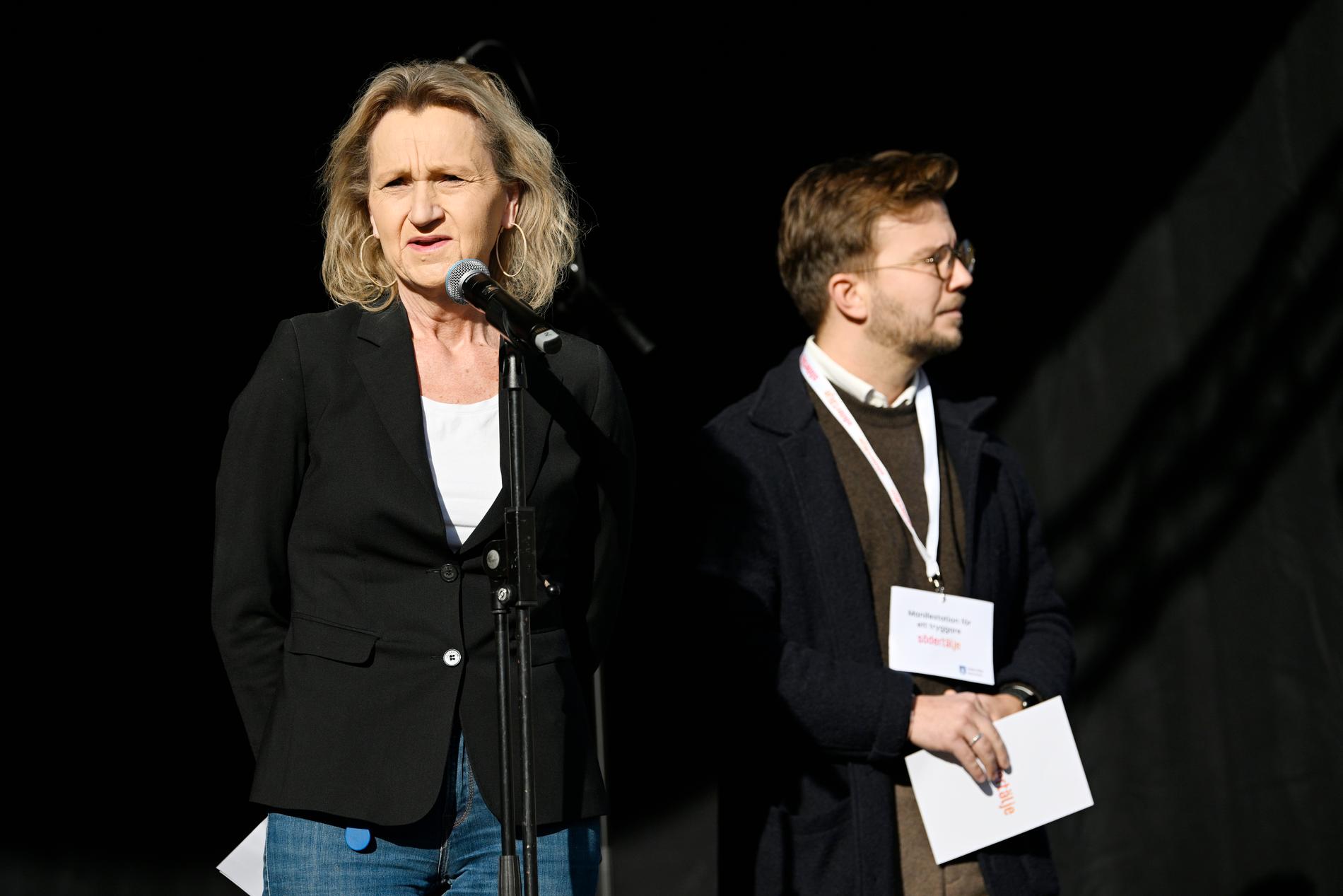 Kommunstyrelsens avgående ordförande Boel Godner (S) och tillträdande ordförande Alexander Rosenberg (M) under söndagens manifestation på Stora torget i Södertälje.