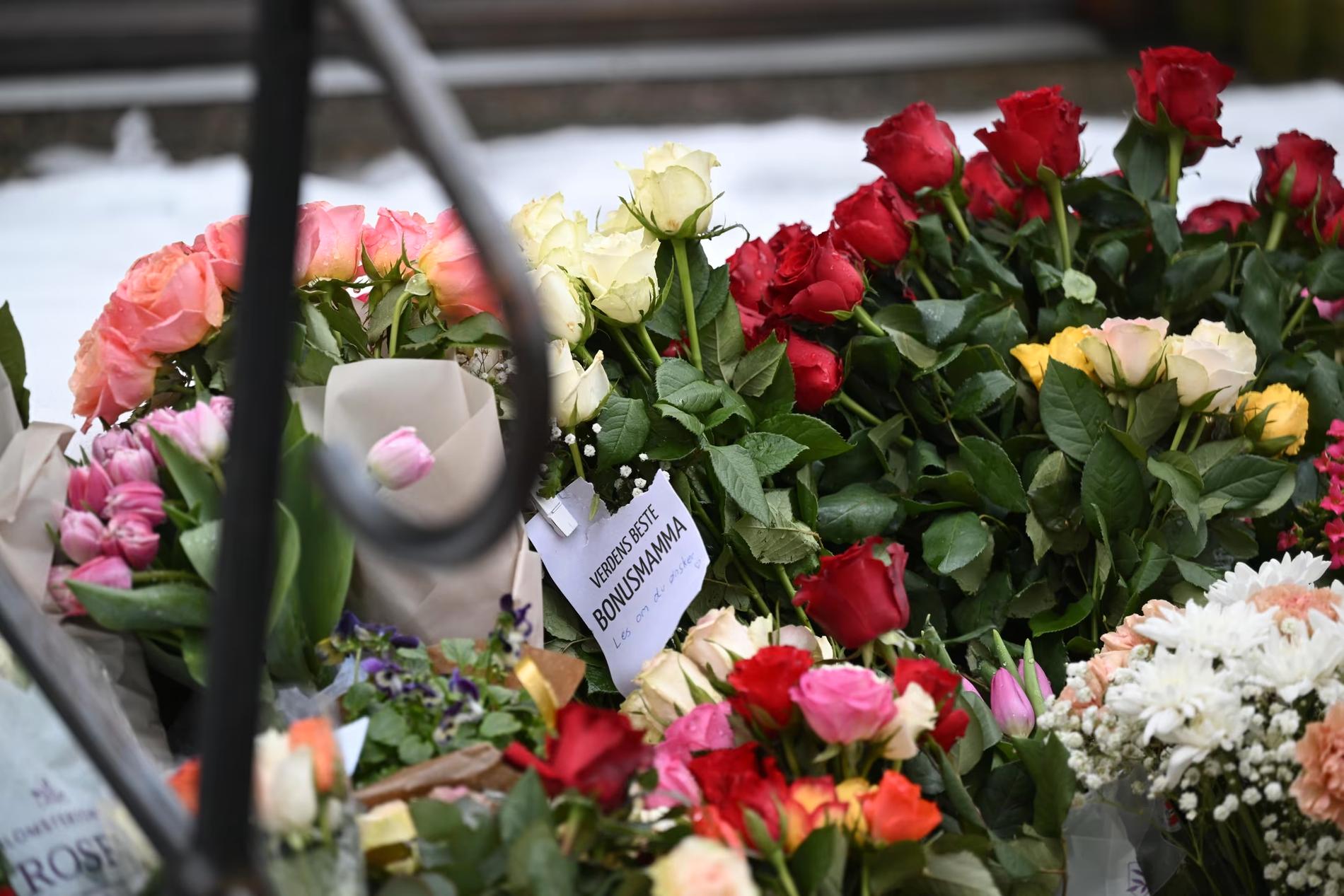 Dagarna efter mordet samlades flera personer utanför apoteket för att lämna rosor och tända ljus.