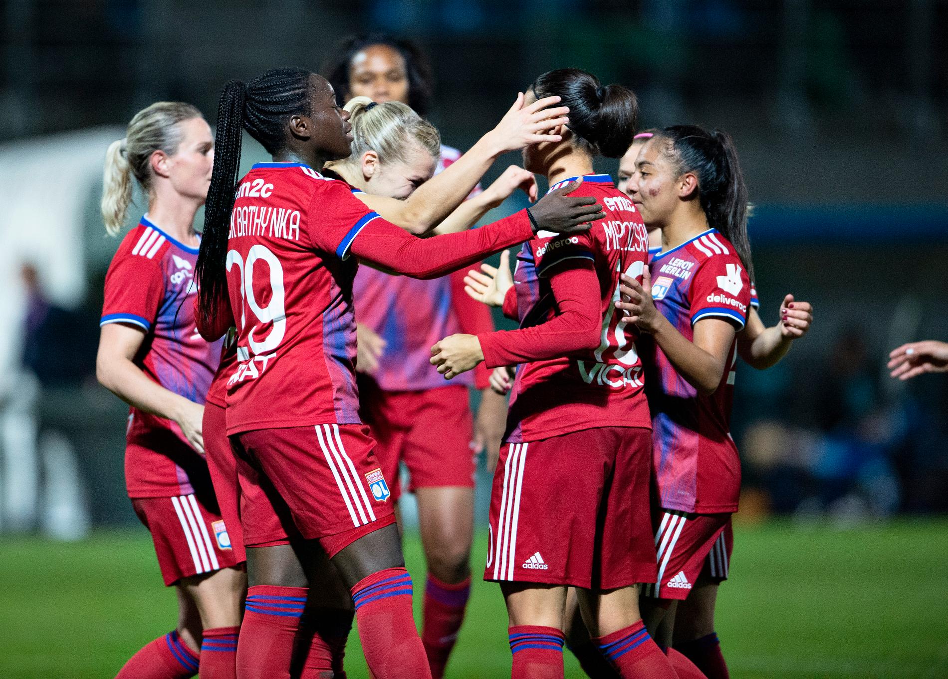 Lyons Ada Hegerberg firar med lagkamraterna efter sitt 4–0-mål mot danska Hjørring i CL.