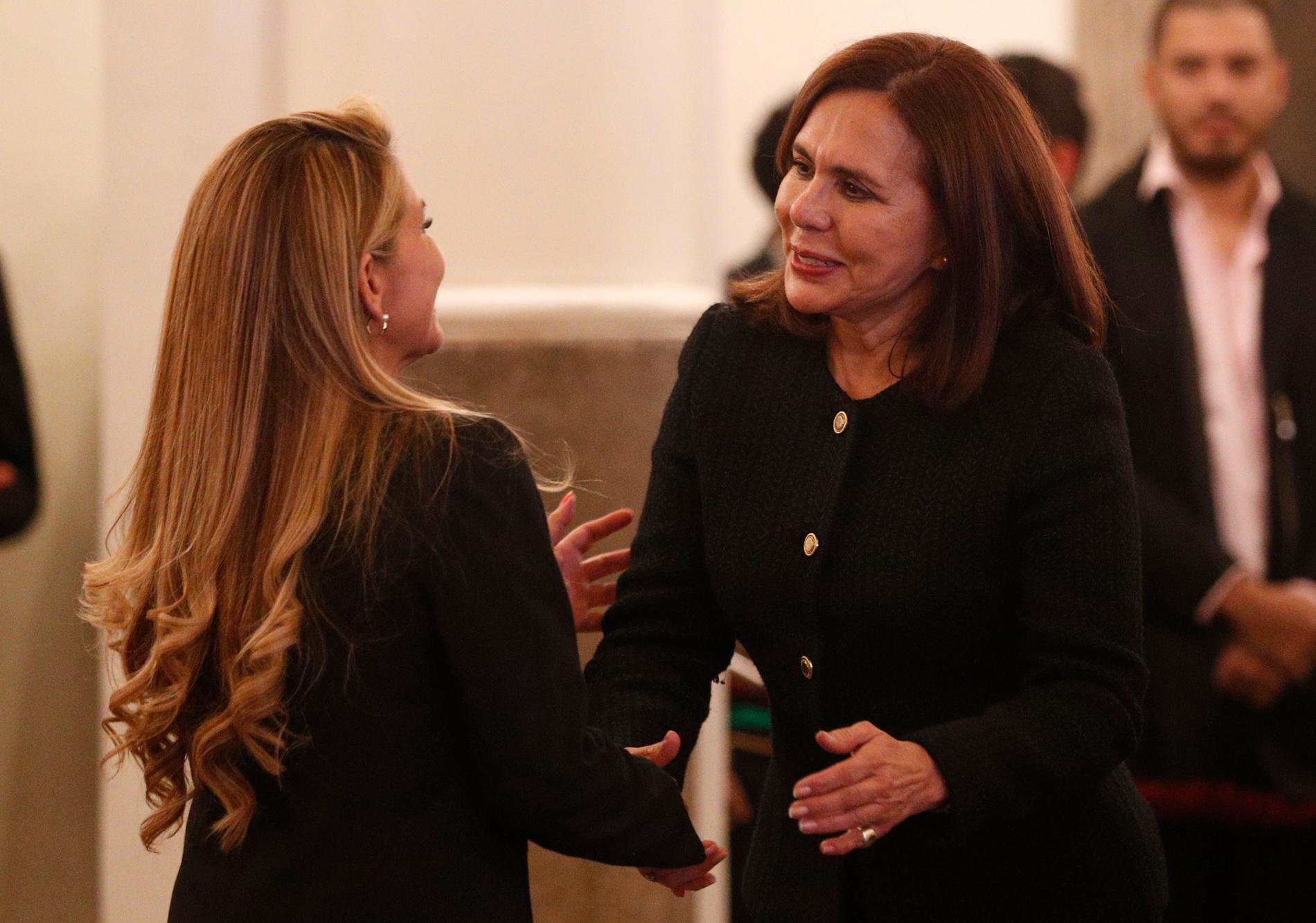 Interimspresidenten Jeanine Áñez gratulerar interimsutrikesministern Karen Longaric till utnämningen i onsdags.