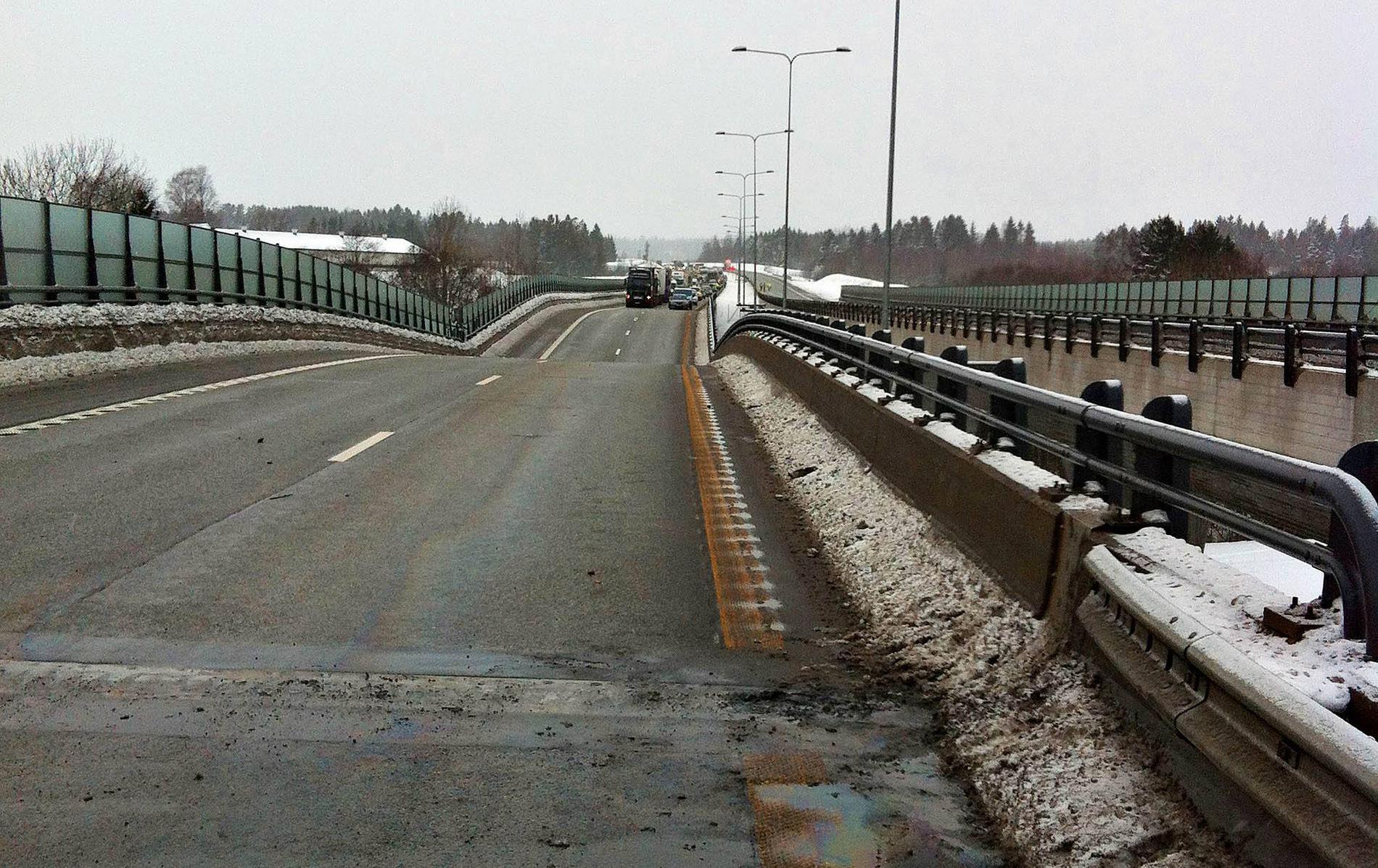 Tidigare i eftermiddags fick den norska polisen hastigt stänga av Skjeggestads bro sex mil söder om Oslo. Den södergående delen av bron vek sig plötsligt – till flera bilförares skräck.