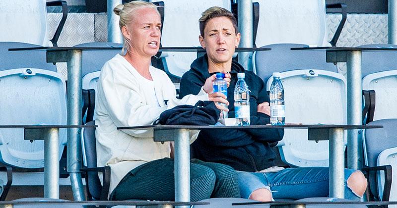Caroline Seger satt på läktaren tillsammans med sportchefen Therese Sjögran under torsdagens match.