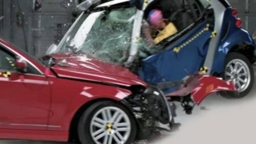 Den mindre bilen, en Smart, kollapsade helt enkelt när den krockade med en Mercedes C-klass.