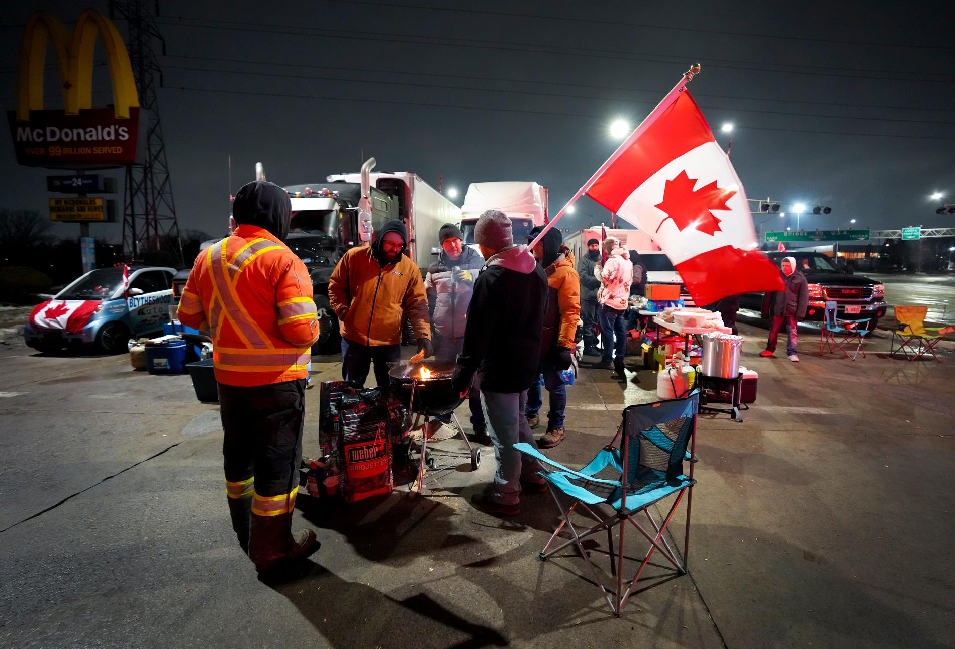 Kanadensiska demonstranter blockerar påfarten till Ambassador Bridge, som är en viktig handelslänk till USA. Bilden togs under torsdagen.