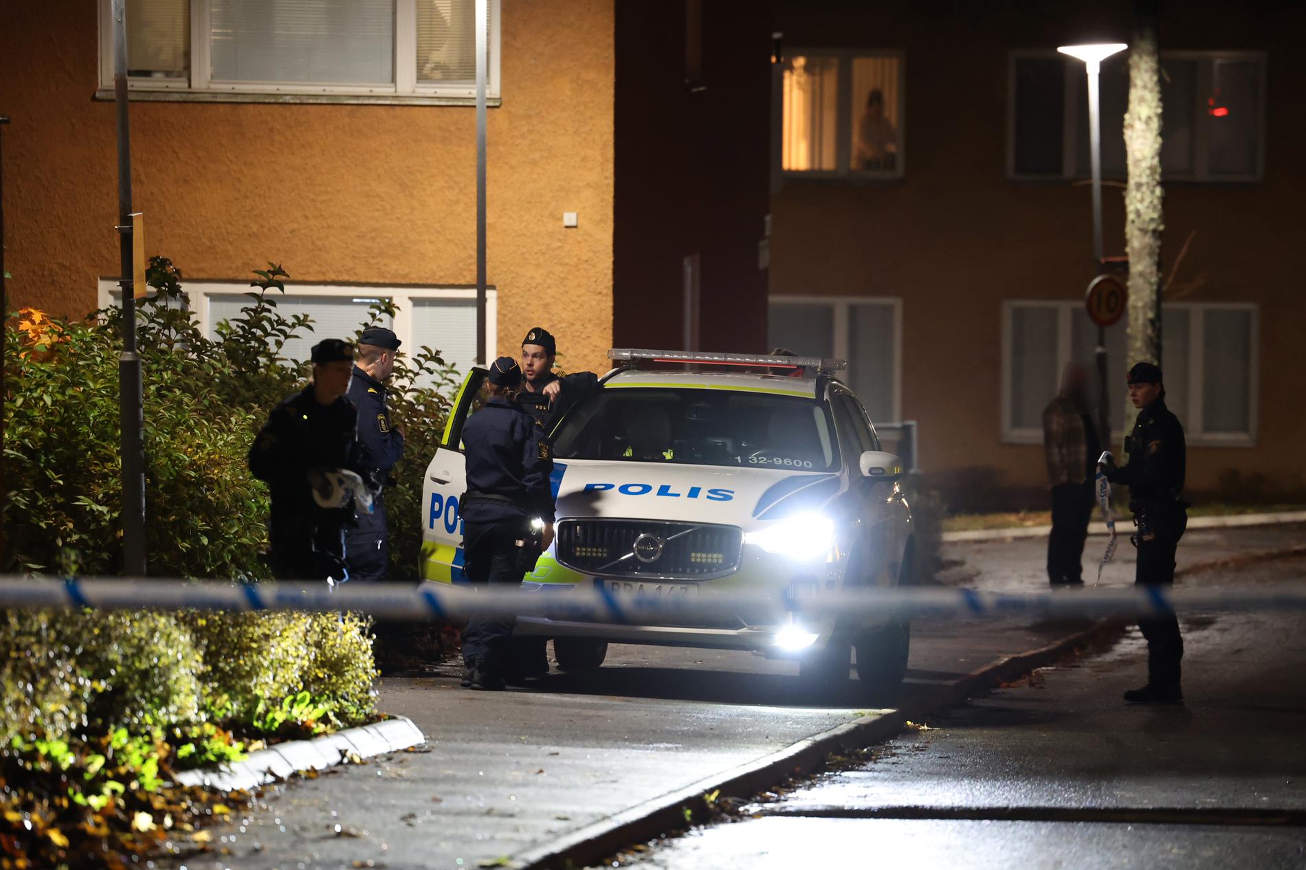Polisen har spärrat av ett område i Vårby gård. 