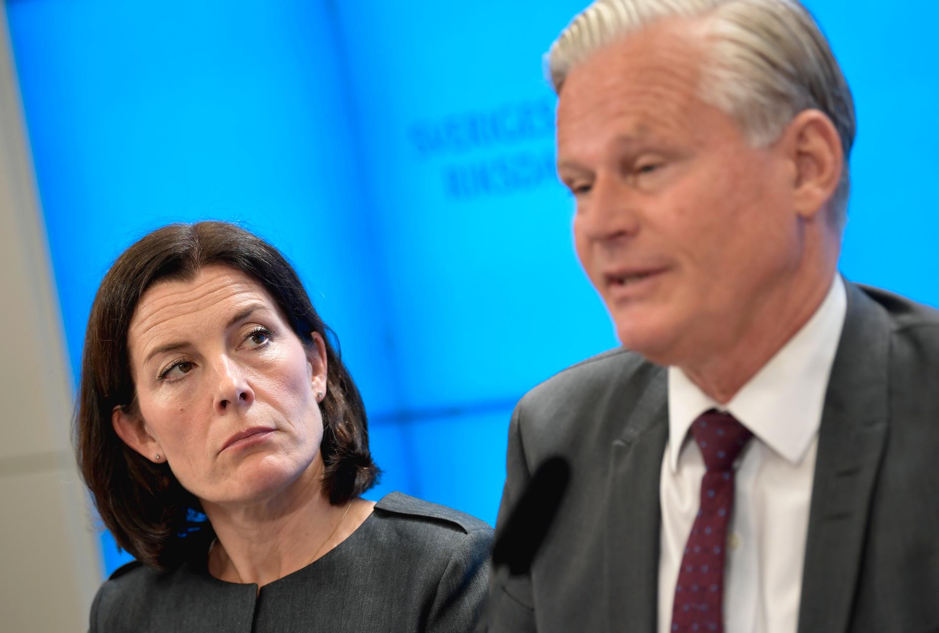 KU:s ordförande Karin Enström (M) och vice ordförande Hans Ekström (S) är båda kritiska till regeringens agerande vid petningen av Försäkringskassans generaldirektör.