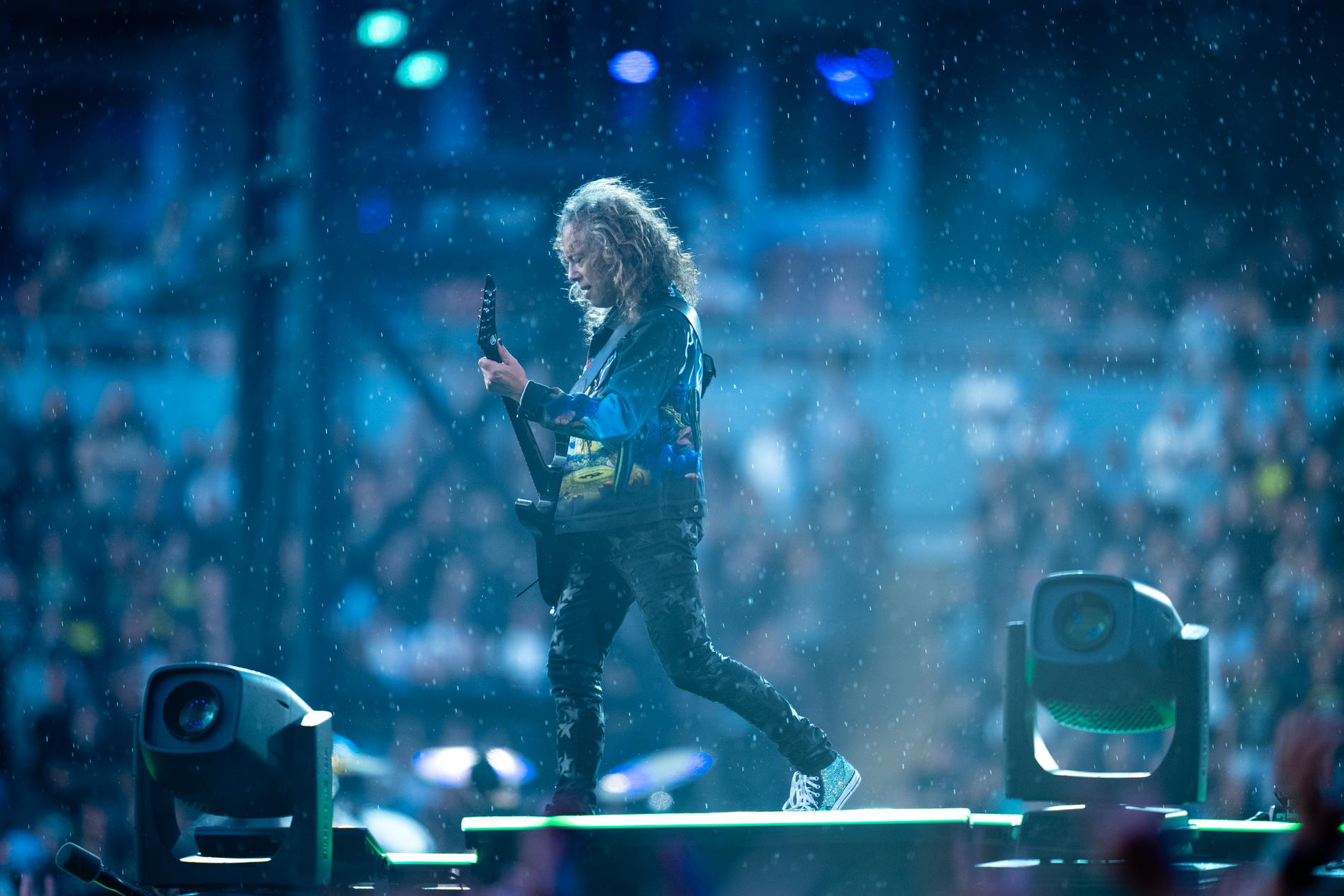 Gitarristen Kirk Hammett på Metallicas första konsert av två på Ullevi.