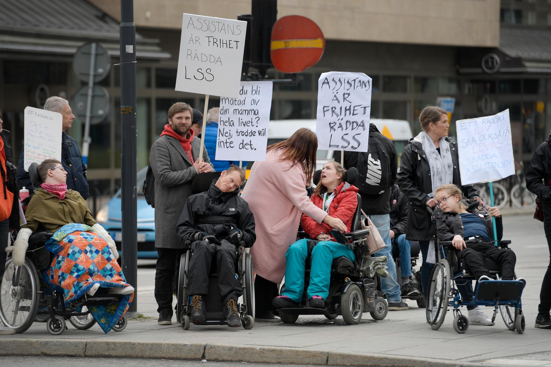 Demonstration om LSS vid Norra Bantorget i Stockholm i maj. Arkivbild.